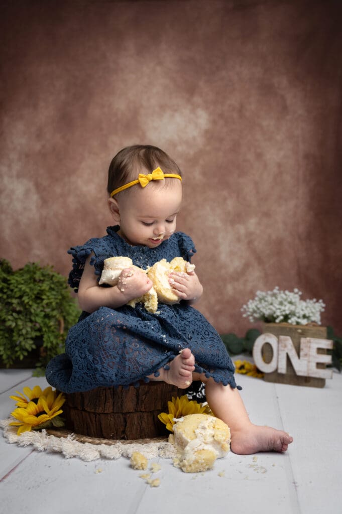One year old cake smash session in studio